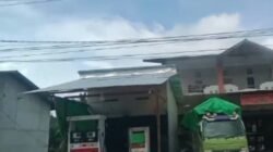 Aktivitas Bongkar Muat BBM Milik Sis di Jalan Lintas Malindo Kembayan, Sanggau Menarik Perhatian Warga